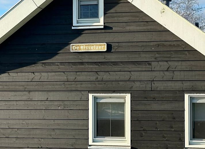 Gezellige woonkamer in Huisje in Strijen, vakantiehuis in Voorne Putten, met open keuken en comfortabele inrichting.