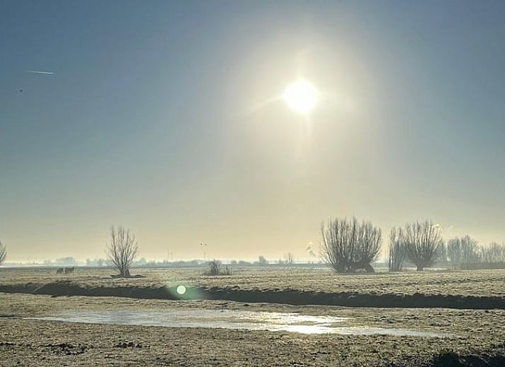 Knusse slaapkamer in Huisje in Strijen, vakantiehuis in Zuid-Holland, met modern interieur en rustige sfeer.