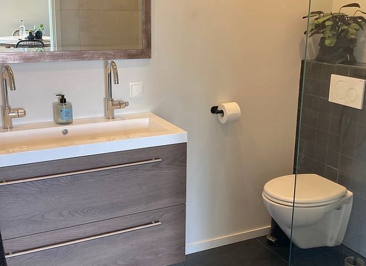 Entrance of Cottage in Tinte surrounded by green nature in South Holland.