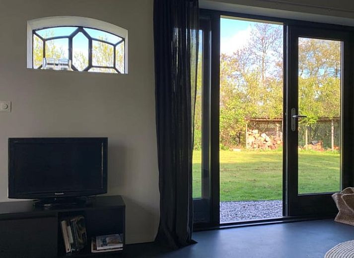 Modern kitchen in Cottage in Tinte, Voorne Putten with garden view.