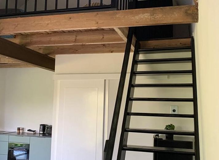 Modern kitchen in Cottage in Tinte, Voorne Putten with garden view.