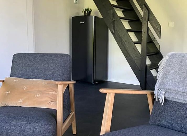 Modern kitchen in Cottage in Tinte, Voorne Putten with garden view.