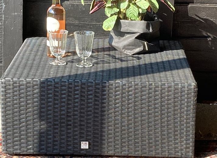 Dining table at the Cottage in Tinte, perfect for cozy meals.