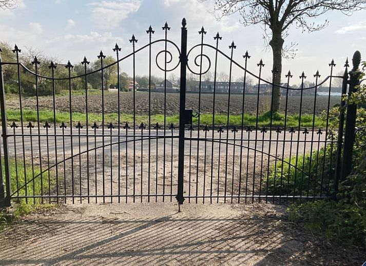 Dining table at the Cottage in Tinte, perfect for cozy meals.