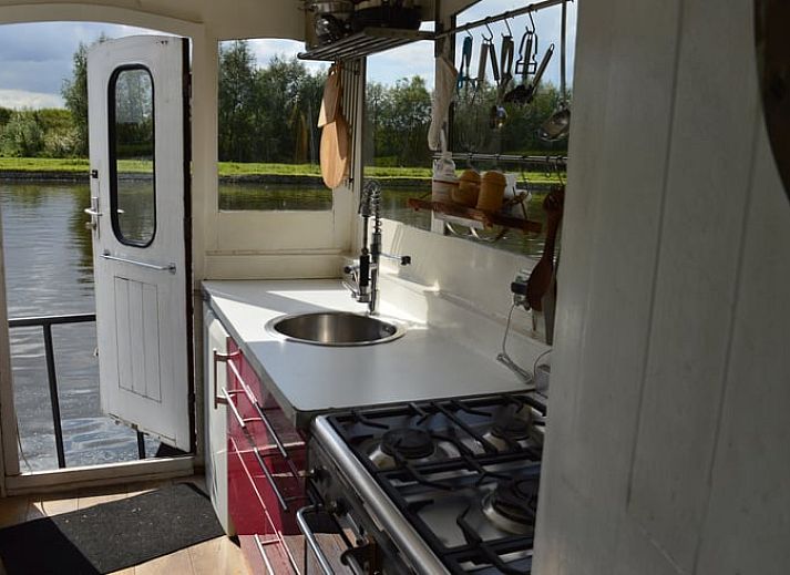 Vakantiehuis in Rotterdam, een unieke woonboot in de natuur van Zuid-Holland, biedt een prachtig uitzicht op het water.