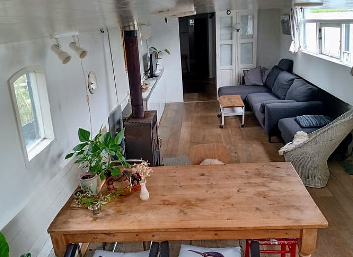 Vakantiehuis in Rotterdam, een unieke woonboot in de natuur van Zuid-Holland, biedt een prachtig uitzicht op het water.