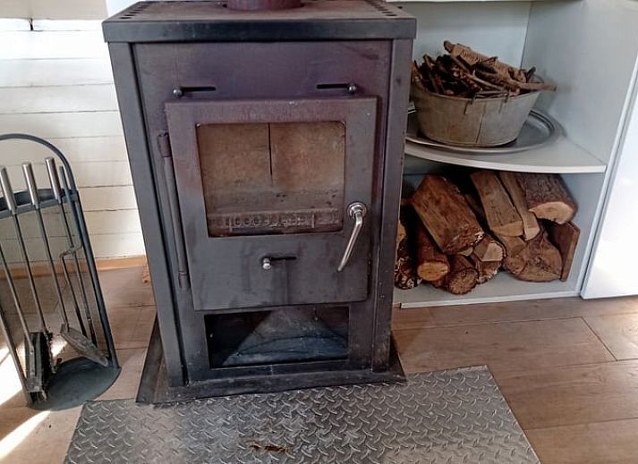 Gezellige eetkamer in Vakantiehuis in Rotterdam, met houten tafel en stoelen, perfect voor familiediners in Rotterdam eo.
