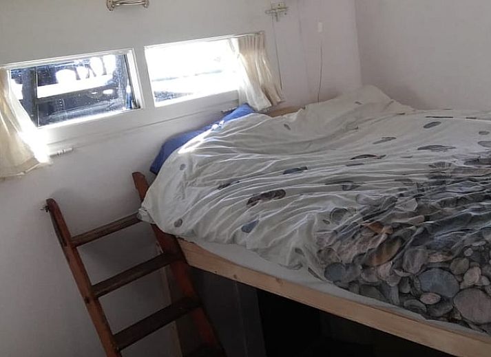 Gezellige eetkamer in Vakantiehuis in Rotterdam, met houten tafel en stoelen, perfect voor familiediners in Rotterdam eo.