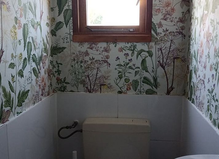 Gezellige eetkamer in Vakantiehuis in Rotterdam, met houten tafel en stoelen, perfect voor familiediners in Rotterdam eo.