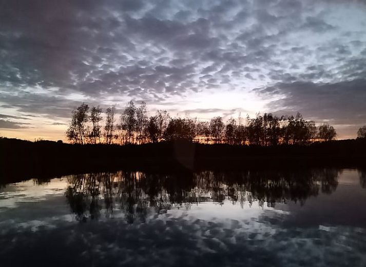Stijlvolle woonboot van Vakantiehuis in Rotterdam, gelegen aan het water, biedt een unieke verblijfservaring in Zuid-Holland.