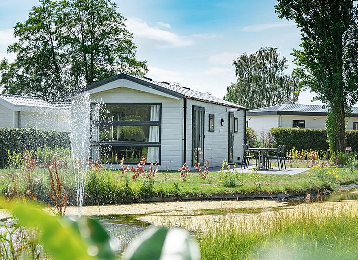 Chalet in Dordrecht met een ruim terras en groene omgeving, ideaal voor ontspanning in Zuid-Holland.