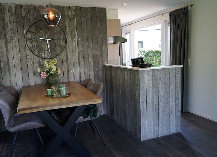 Chalet in Dordrecht met een ruim terras en groene omgeving, ideaal voor ontspanning in Zuid-Holland.