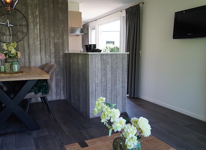 Chalet in Dordrecht met een ruim terras en groene omgeving, ideaal voor ontspanning in Zuid-Holland.