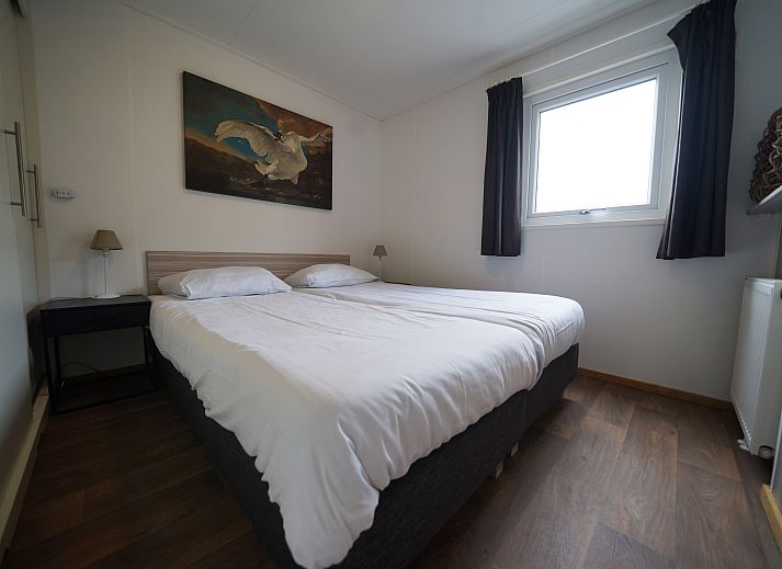 Moderne chalet in Dordrecht met uitzicht op een fontein, perfect voor een vakantie in Rotterdam eo.