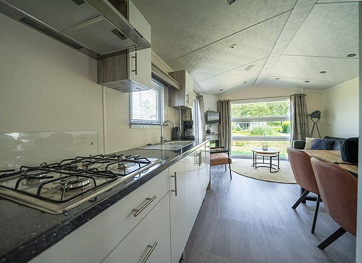 Moderne chalet in Dordrecht met uitzicht op een fontein, perfect voor een vakantie in Rotterdam eo.