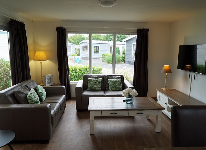 Moderne chalet in Dordrecht met uitzicht op een fontein, perfect voor een vakantie in Rotterdam eo.