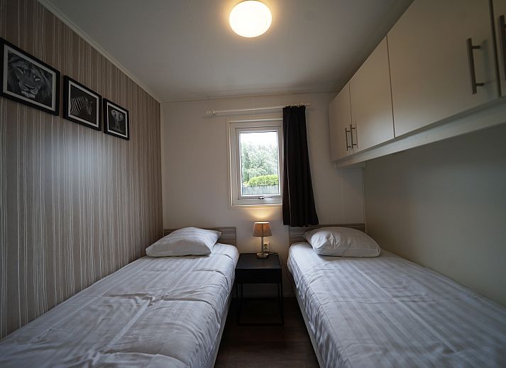 Moderne chalet in Dordrecht met uitzicht op een fontein, perfect voor een vakantie in Rotterdam eo.