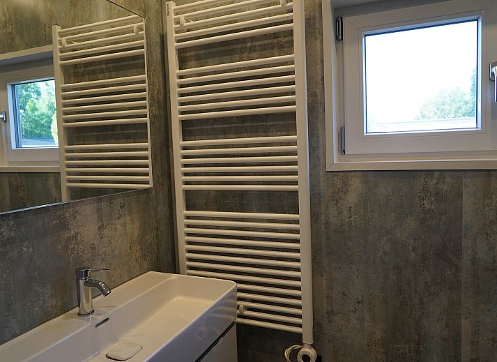 Modernes Wohnzimmer in einem freistehenden Haus in Dordrecht, Sdholland, mit grozgiger Sitzecke und Blick auf den Garten, ideal fr einen entspannten Aufenthalt.