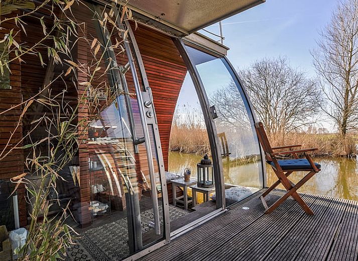 Knusse slaapkamer in Vakantiehuis in Dordrecht, Rotterdam eo, met uitzicht op het rustige waterlandschap.