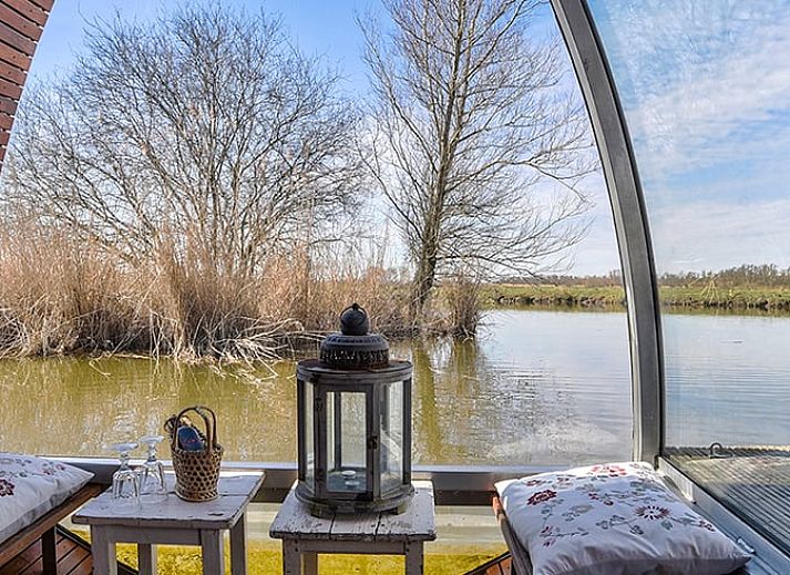 Knusse slaapkamer in Vakantiehuis in Dordrecht, Rotterdam eo, met uitzicht op het rustige waterlandschap.