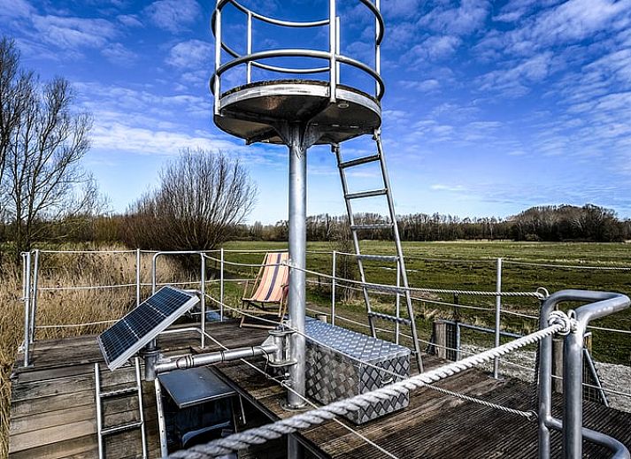 Gezellige binnenruimte van Vakantiehuis in Dordrecht, Zuid-Holland, met houten interieur en uitzicht op de natuur.