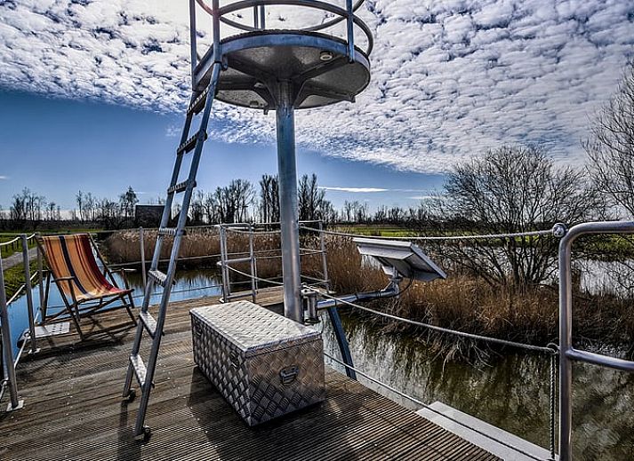 Gezellige binnenruimte van Vakantiehuis in Dordrecht, Zuid-Holland, met houten interieur en uitzicht op de natuur.