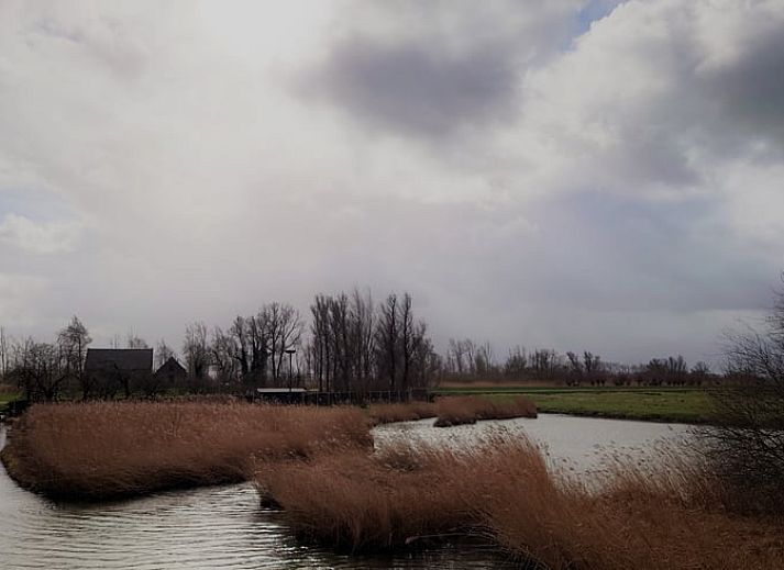 Comfortabele slaapruimte in Vakantiehuis in Dordrecht, ideaal voor een ontspannen verblijf in Zuid-Holland.