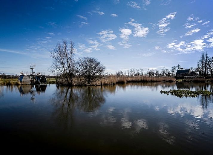 Comfortabele slaapruimte in Vakantiehuis in Dordrecht, ideaal voor een ontspannen verblijf in Zuid-Holland.