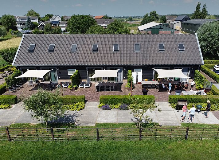 Lichte badkamer met dakraam in vakantiehuis ZH043, Zuid-Holland.