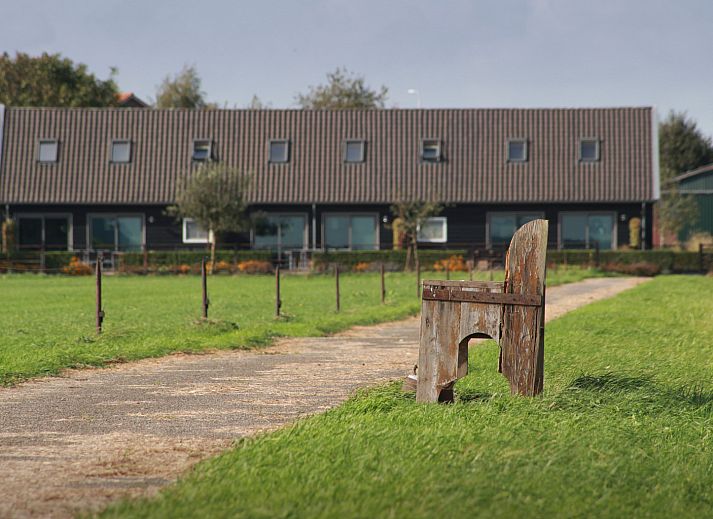 Lichte badkamer met dakraam in vakantiehuis ZH043, Zuid-Holland.