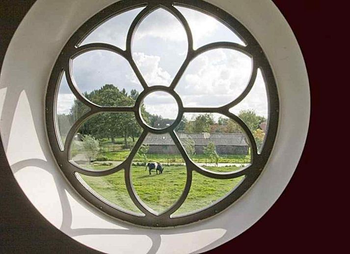 Lichte badkamer met dakraam in vakantiehuis ZH043, Zuid-Holland.