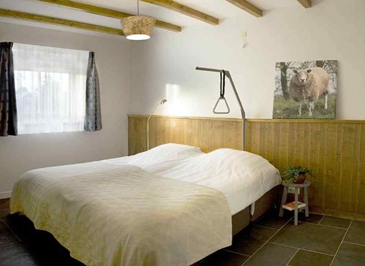 Lichte badkamer met dakraam in vakantiehuis ZH043, Zuid-Holland.