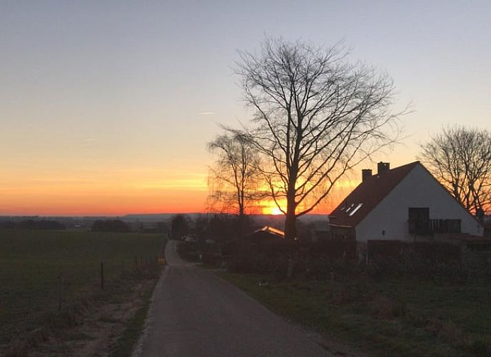 Betoverende zonsondergang bij Vakantiehuisje in Groesbeek, Rijk van Nijmegen, Gelderland, met uitzicht op de landelijke omgeving.