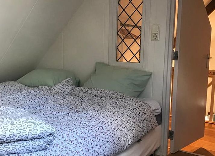 Gezellige binnenruimte van Vakantiehuisje in Groesbeek, Rijk van Nijmegen, met knusse keuken en zithoek voor een ontspannen verblijf in Gelderland.