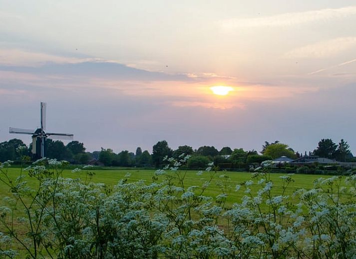 Enjoy the serene sunset at Huisje in Overasselt, located in the beautiful Rijk van Nijmegen, Gelderland.