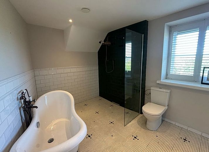 Spacious bedroom with wooden floor in Huisje in Overasselt, a cozy vacation home in Rijk van Nijmegen, Gelderland.