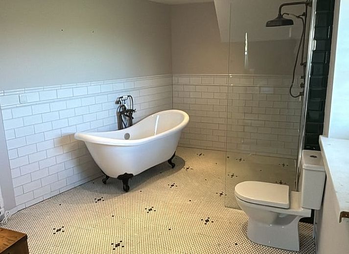 Spacious bedroom with wooden floor in Huisje in Overasselt, a cozy vacation home in Rijk van Nijmegen, Gelderland.