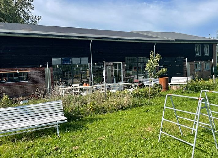 Atmospheric path to Cottage in Erlecom, vacation home in Rijk van Nijmegen, Gelderland.