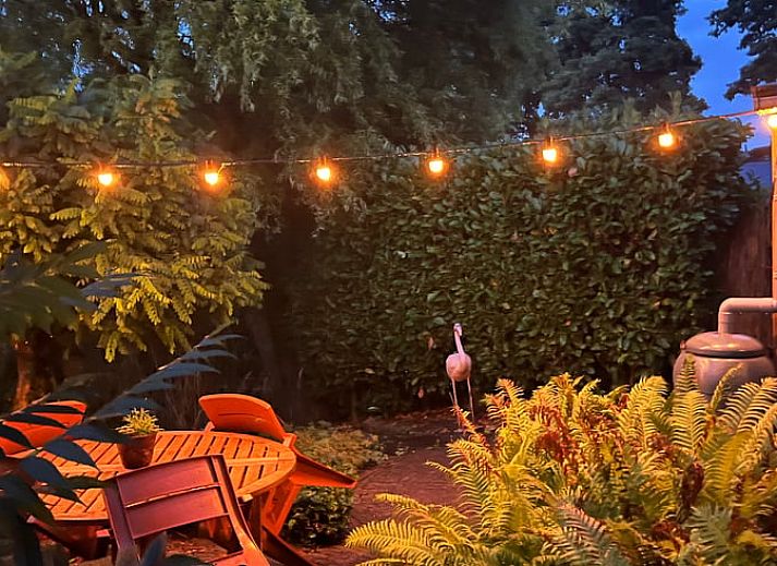 Eethoek in Huisje in Ingen met uitzicht op tuin en straatje, ideaal voor gezellige maaltijden.