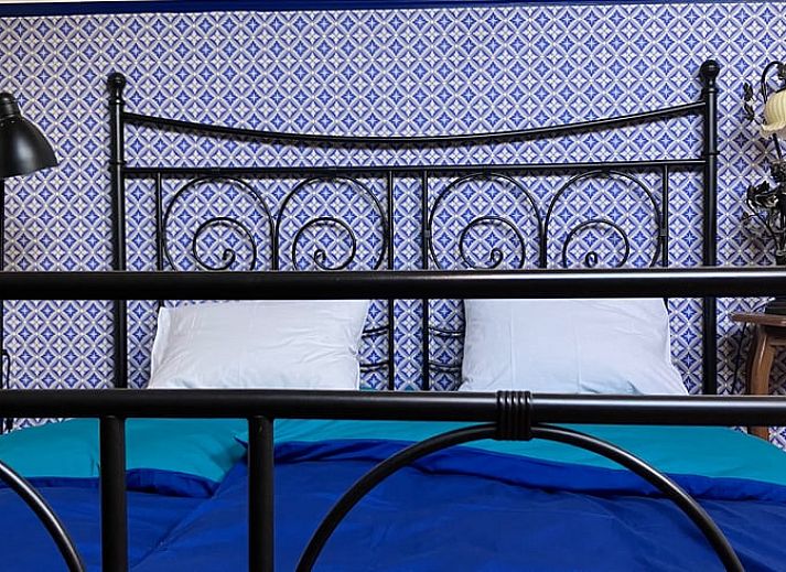 Gemuetliches Schlafzimmer im Ferienhaus in Balgoij, Rijk van Nijmegen, Gelderland mit Holzinterieur und bequemen Betten.