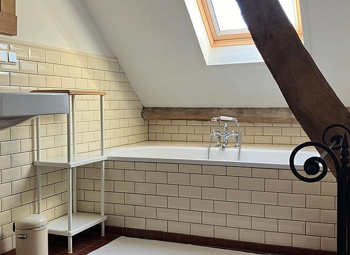 Gemuetliches Schlafzimmer im Ferienhaus in Balgoij, Rijk van Nijmegen, Gelderland mit Holzinterieur und bequemen Betten.