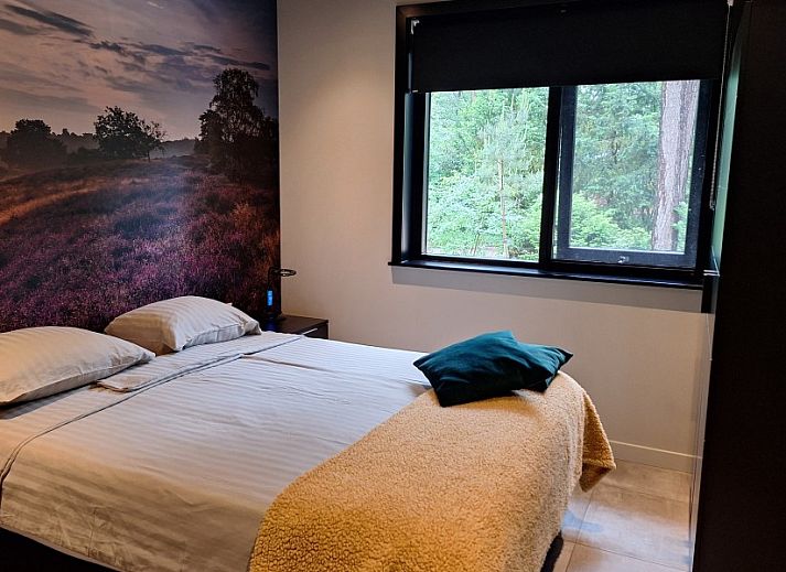 Gemuetliches Wohnzimmer im Ferienhaus Borkerijck, Holten, mit stilvoller Einrichtung und Blick auf die gruene Natur von Salland, Overijssel.