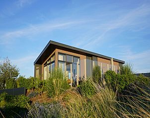 Chalet 04 Nevada in De Cocksdorp, Texel with modern architecture and lush gardens.