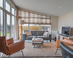 Cozy living room in Chalet 04 Nevada, vacation home in De Cocksdorp, Texel with comfortable seating area.