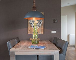 Chalet 04 Nevada in De Cocksdorp, Texel with an inviting dining area and atmospheric lighting.