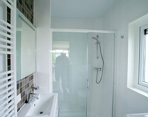 Modern bathroom with shower in Chalet 04 Nevada, vacation home in De Cocksdorp, Texel.
