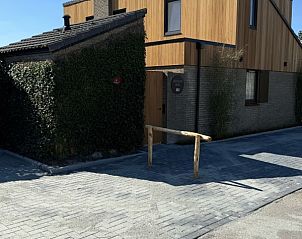 Ingang van Vakantiehuis aan de golfbaan, gelegen in De Cocksdorp, Texel, met moderne architectuur.