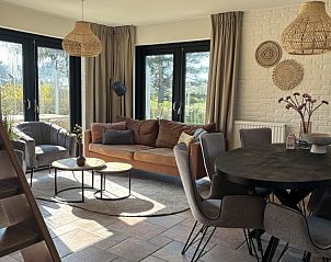 Gezellige binnenruimte van Vakantiehuis aan de golfbaan, De Cocksdorp, Texel, met een stijlvolle zithoek.