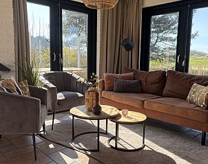 Comfortabele zithoek in Vakantiehuis aan de golfbaan, gelegen in De Cocksdorp, Texel, met uitzicht op de natuur.