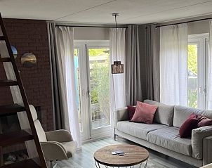 Stijlvolle woonkamer in TXL Huisje 299, vakantiehuis in De Cocksdorp, Texel, met moderne inrichting en veel natuurlijk licht.